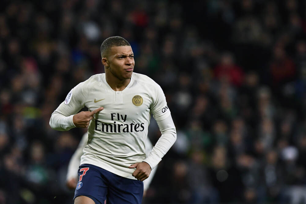 白色衬衫与黑色短裙